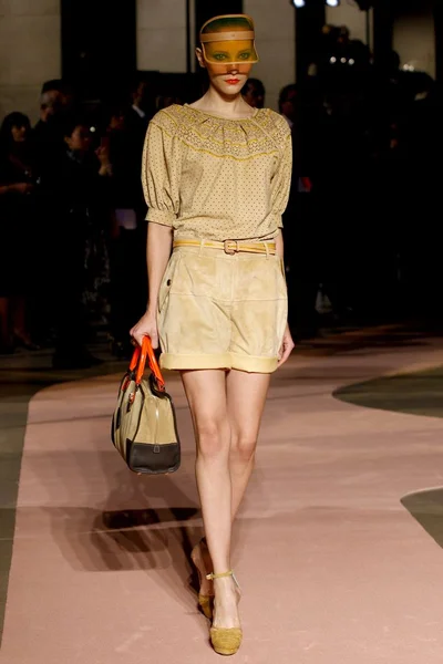Look 3